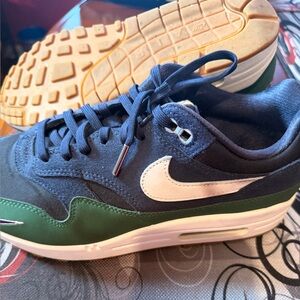 Nike Women Navy and Forest Green Sneakers